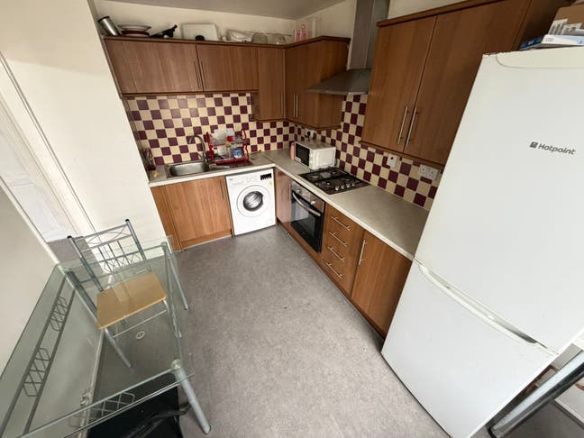 Lovely Spacious 3 Bedrooms Located in E14 Main Photo