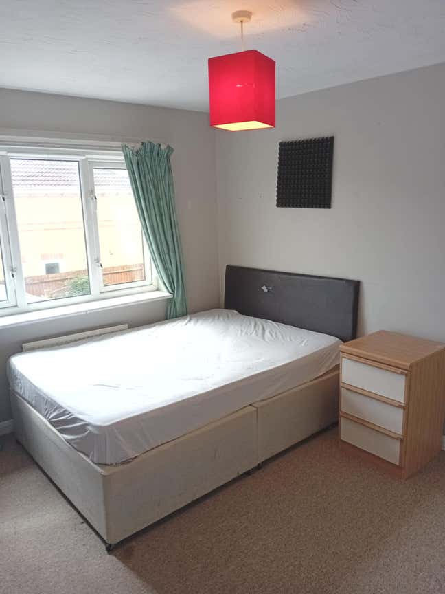 Lovely room in modern house central Bradley Stoke Main Photo
