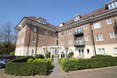 *Modern 02 Bed Flat**Maplewood Court**Ashford TW15 Main Photo