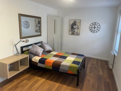 Brand New Ensuite in Town Centre Nr Hospital/Shops Main Photo