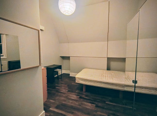 Ensuite available NOW -Battersea Main Photo