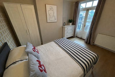 First Week Rent Free - Low Deposit - Parking  Main Photo