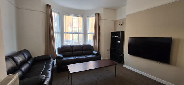 Cheap Student House - 1 place available  Main Photo