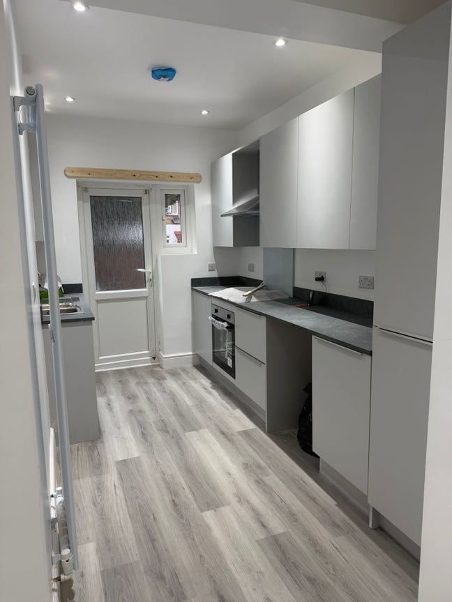 1 Small & 3 Large Rooms available  Main Photo