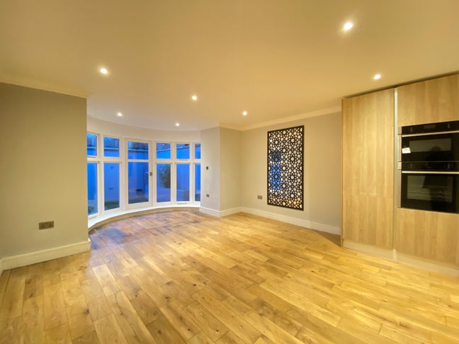 **03 Bed Apartment** Ealing Broadway** W5  Main Photo