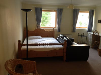 XL En-Suite Room | 30s to South Quay DLR | E14 Main Photo