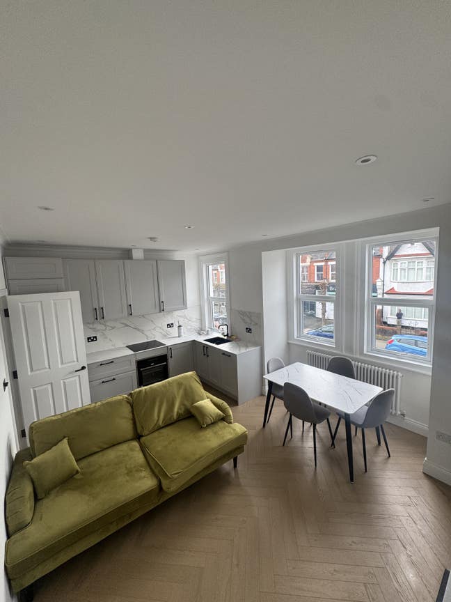 Stunning Newly Refurbished Flat Residential Area Main Photo