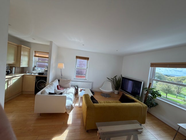 1 small double room in 3 bed flat in southsea Main Photo