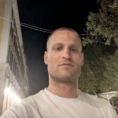 Professional Male seeks a double room Main Photo