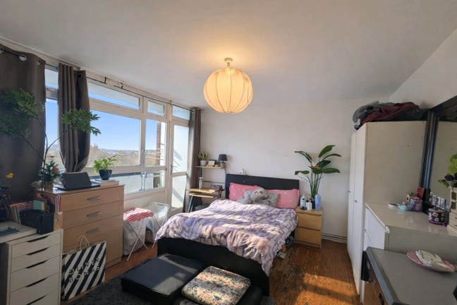 Spacious Room with Balcony Access – Great Location Main Photo