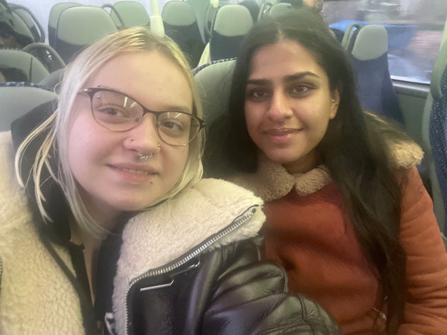 2 women in 20’s looking for an accommodation! Main Photo