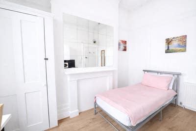Sunny & Bright Beautiful Single Room in ChelseaSW3 Main Photo
