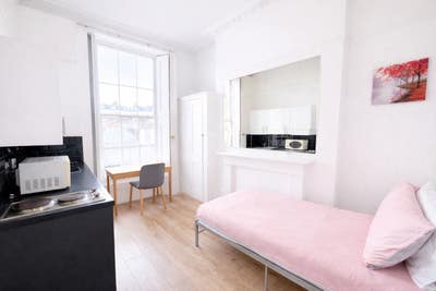 Sunny & Bright Beautiful Single Room in ChelseaSW3 Main Photo