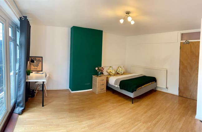 Extra Large Room in E16 with a Private Garden Main Photo