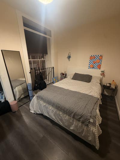 Bright & Spacious Double Room – Floor-to-Ceiling W Main Photo