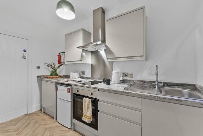 Large Studio | Separate Kitchen | &pound;1,125 Main Photo