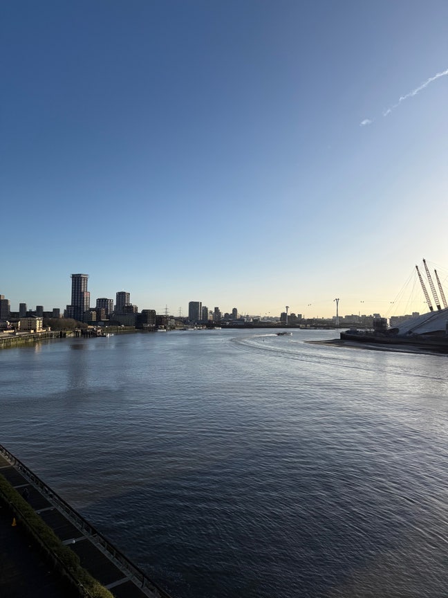 Ensuite Double bedroom river facing Canary Wharf Main Photo