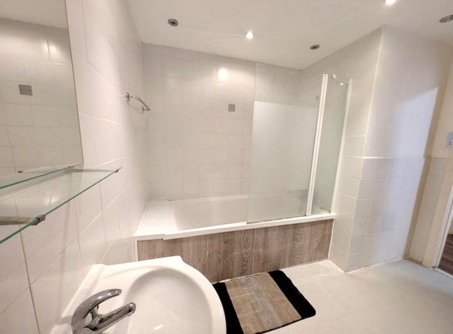 4 Rooms in a Flat Close to Aldgate East  Main Photo