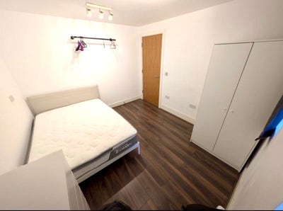 4 Rooms in a Flat Close to Aldgate East  Main Photo