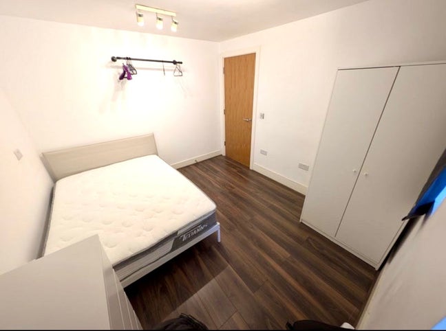 4 Rooms in a Flat Close to Aldgate East  Main Photo