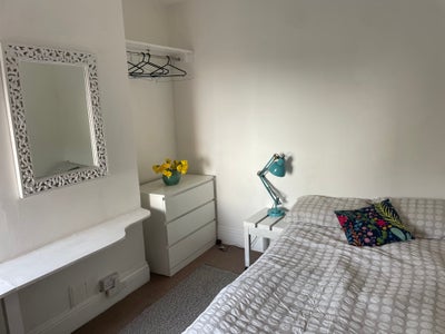 Bright double room. Free parking.  Bus stop near.  Main Photo