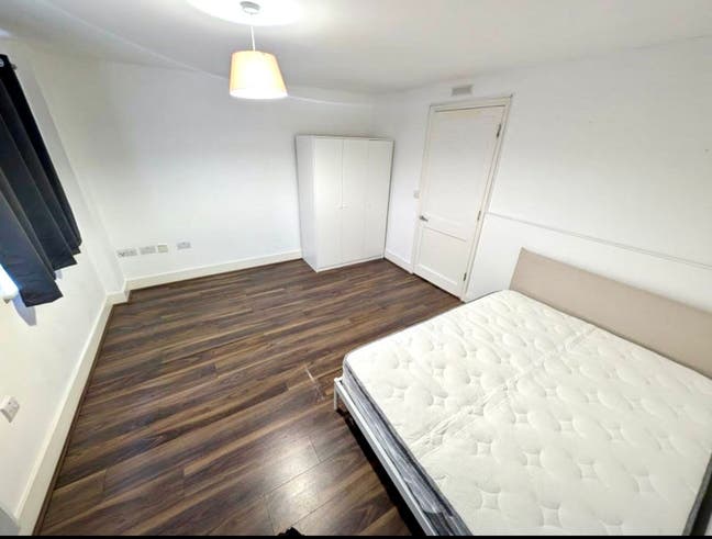 4 Rooms in a Flat Close to Aldgate East  Main Photo