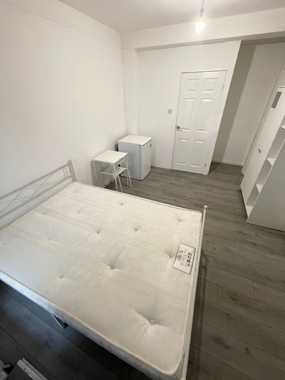 Beautiful Double Room At Bromley By Bow  Main Photo