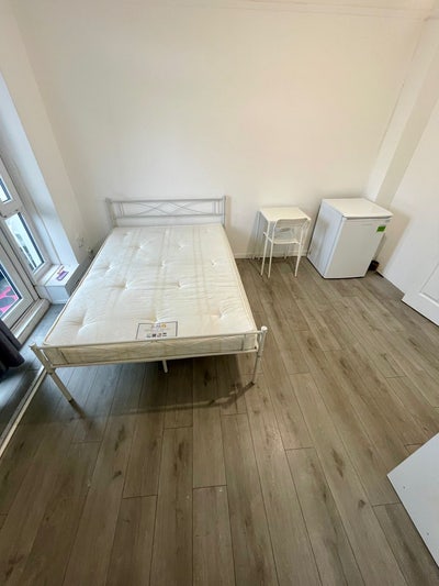 Beautiful Double Room At Bromley By Bow  Main Photo