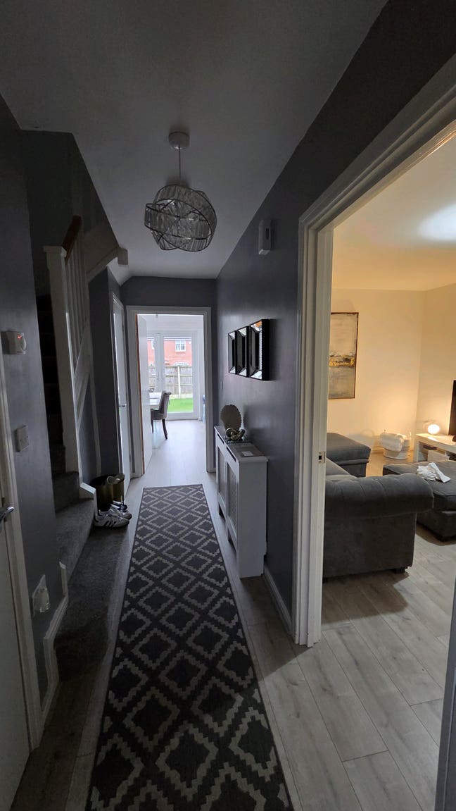 🌸 Spacious & Comfortable Room for Rent – Girls On Main Photo