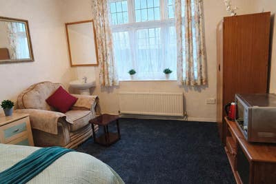    Large,  Well-Presented  Room  &pound;140  per  Week  WS2 Main Photo