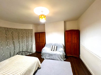 New refurbished house  decent double room  Main Photo