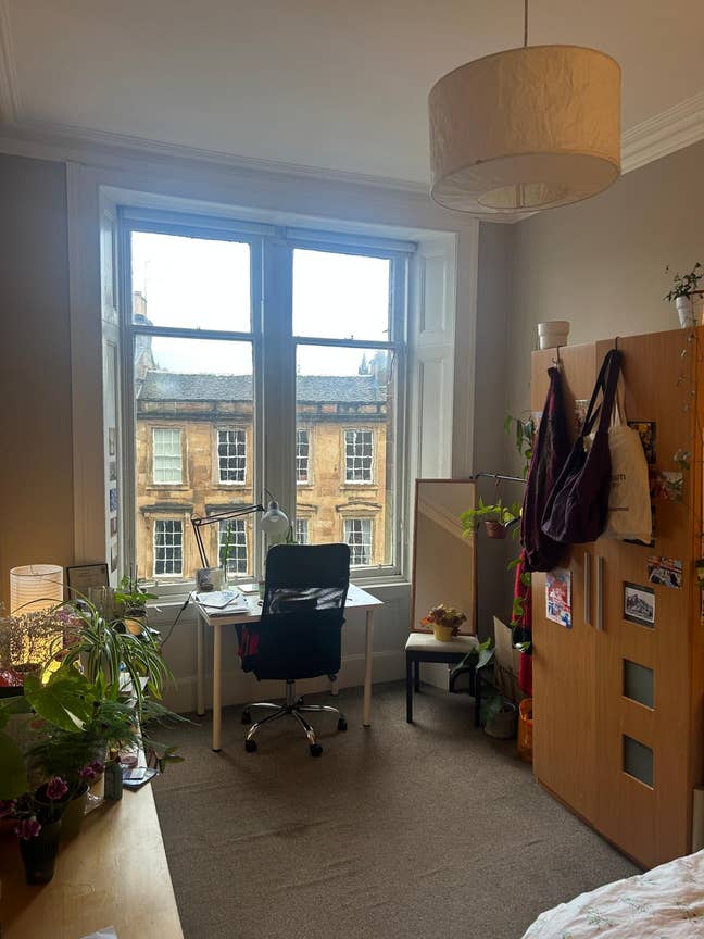 Bright Double Room in the West End Main Photo