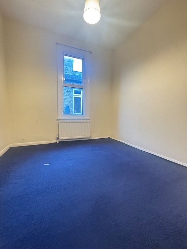 Spacious room at Wimbledon / Raynes Park area Main Photo