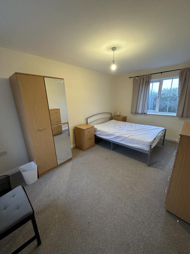 Very Large Double Room: West Cambridge CB3 Main Photo