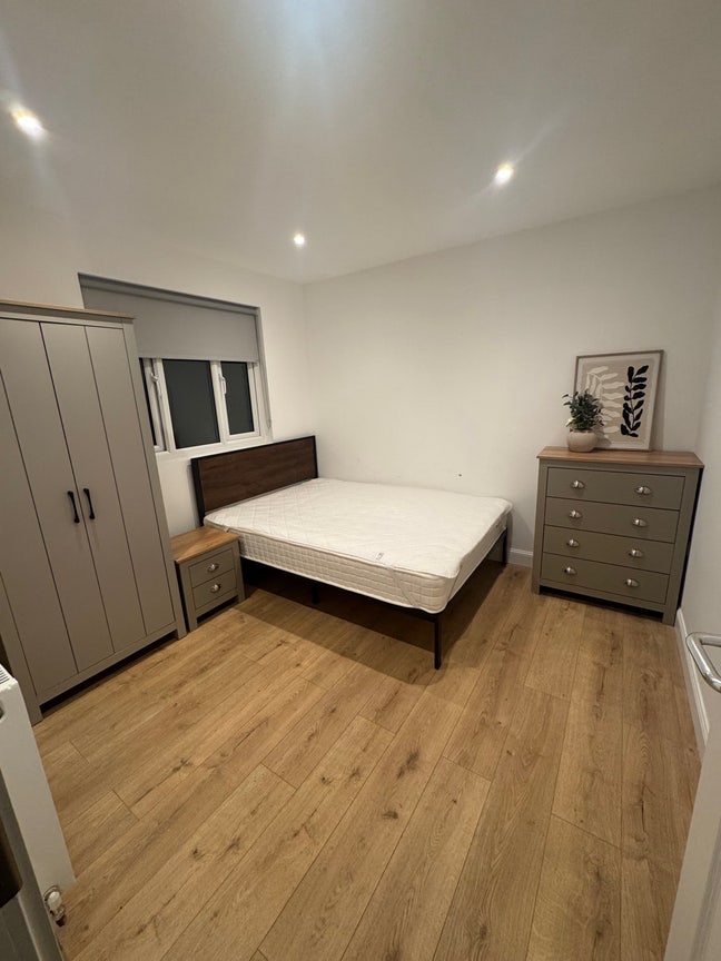 Modern Double Room, Peaceful -&pound;0 Deposit! Main Photo