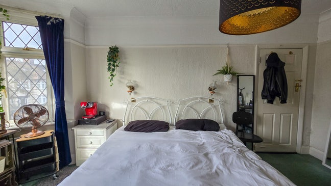 Large Double Room- with Private Vanity and Sink.  Main Photo