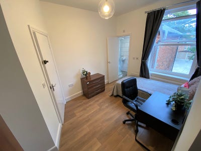 En-Suite room available Main Photo