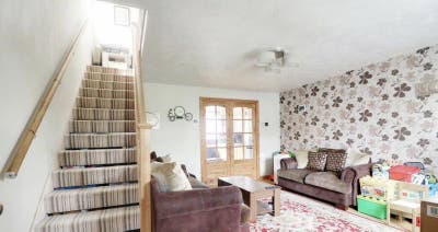 3 bedrooms in spacious house Main Photo