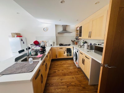 Tenancy Takeover: Spacious Private Room Main Photo