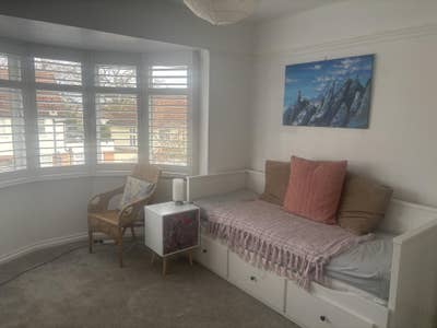 Lovely large en-suite room in quiet family home Main Photo