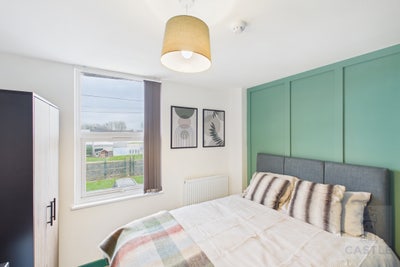 Amazing Doubles with washing machine and fridge!  Main Photo