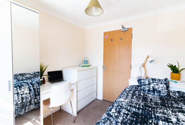 Right in the Town Centre 🏠 Main Photo