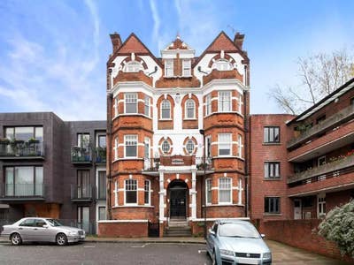 Large double room +&pound;1500 credits inc holiday accom Main Photo