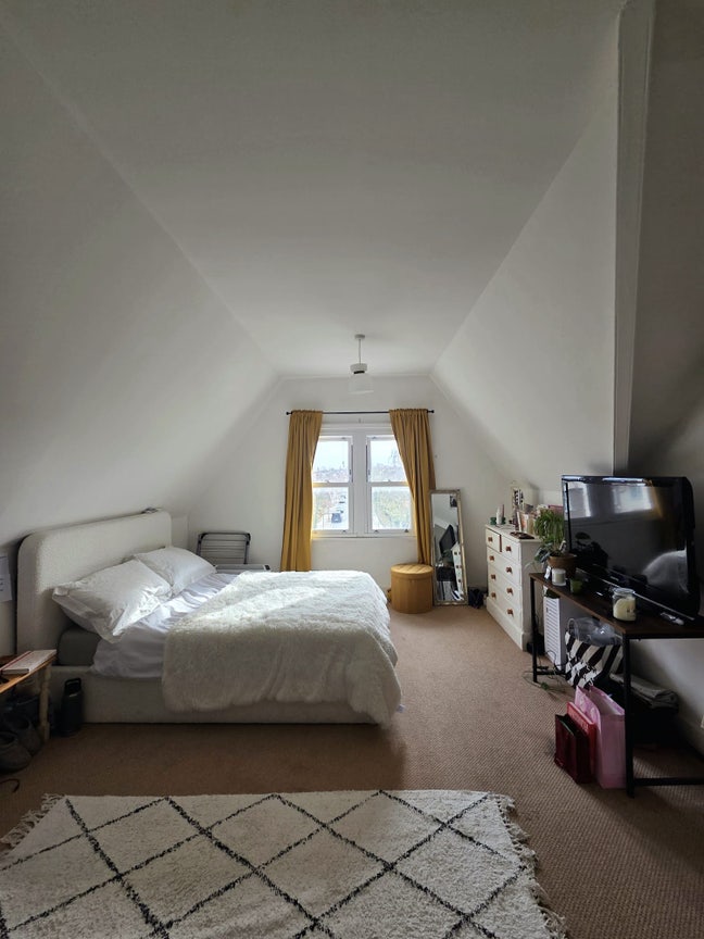 A lovely large double bedroom with a desk / T.V. Main Photo