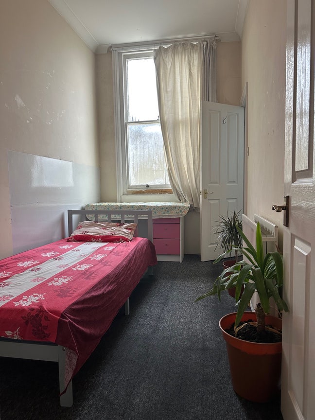 Room available to share Main Photo