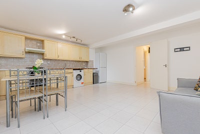 Spacious lower ground floor 2 bed flat with patio Main Photo