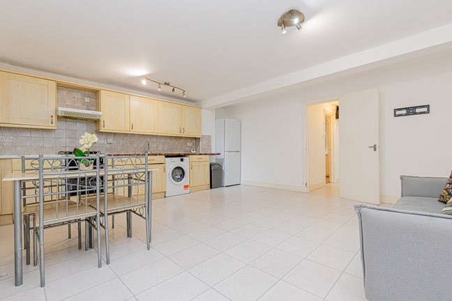 Spacious lower ground floor 2 bed flat with patio Main Photo