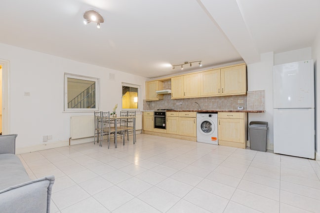 Spacious lower ground floor 2 bed flat with patio Main Photo