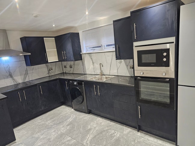 Newly Refurbished Double Bedroom Ensuites  Main Photo