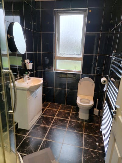 A Double room available in a 2 room flat in Johnst Main Photo